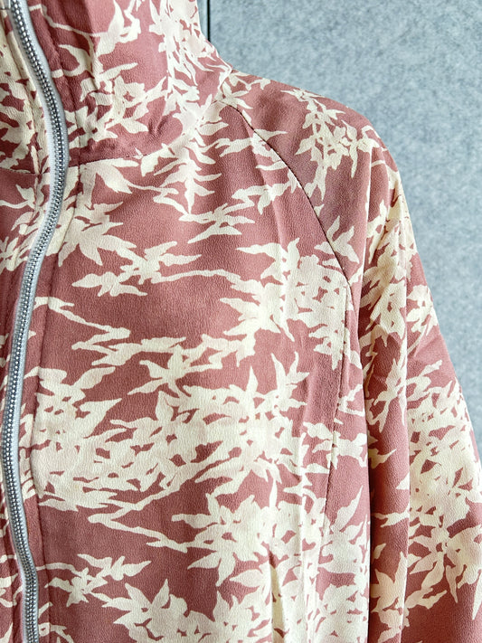 Dusty pink high collar kimono jacket with cream leaf pattern, detail of collar, shoulder and zipper