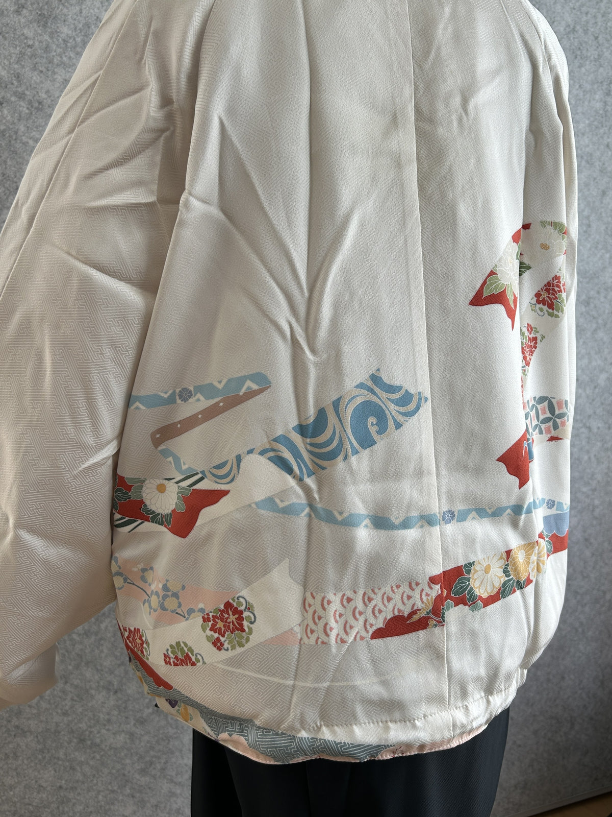 White high collar kimono jacket, side back view of ribbon design