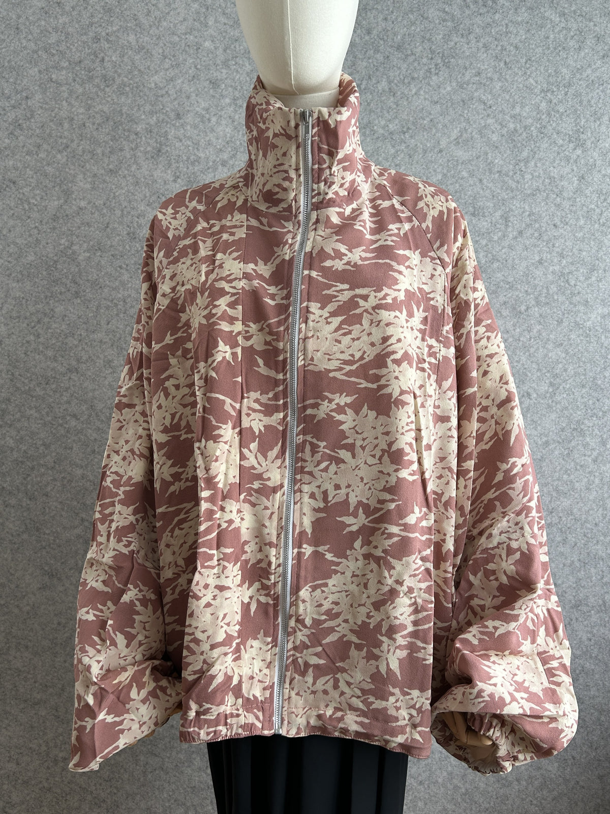 Dusty pink high collar kimono jacket with cream leaf pattern, front view