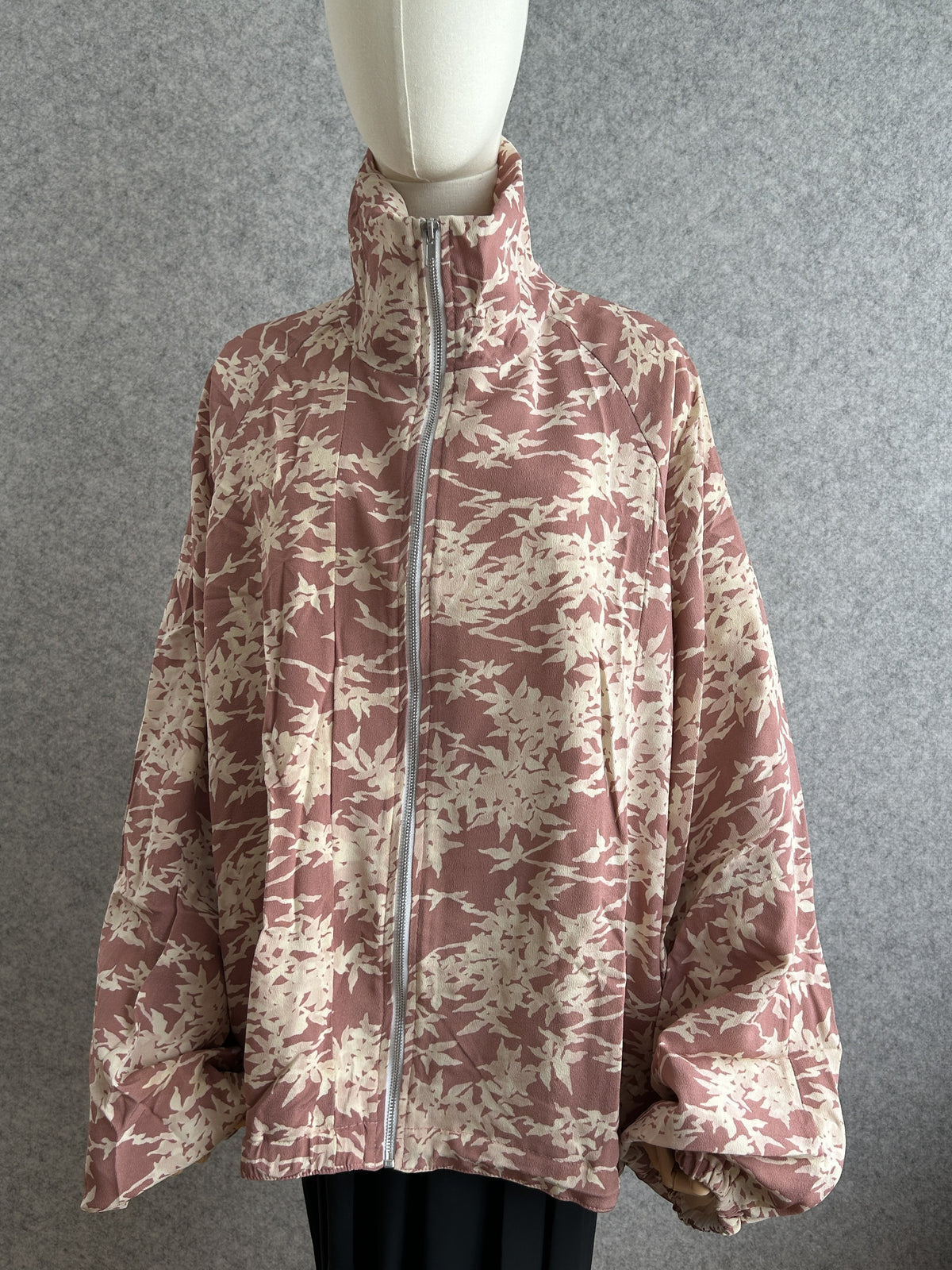 Dusty pink high collar kimono jacket with cream leaf pattern, front view, slightly closer