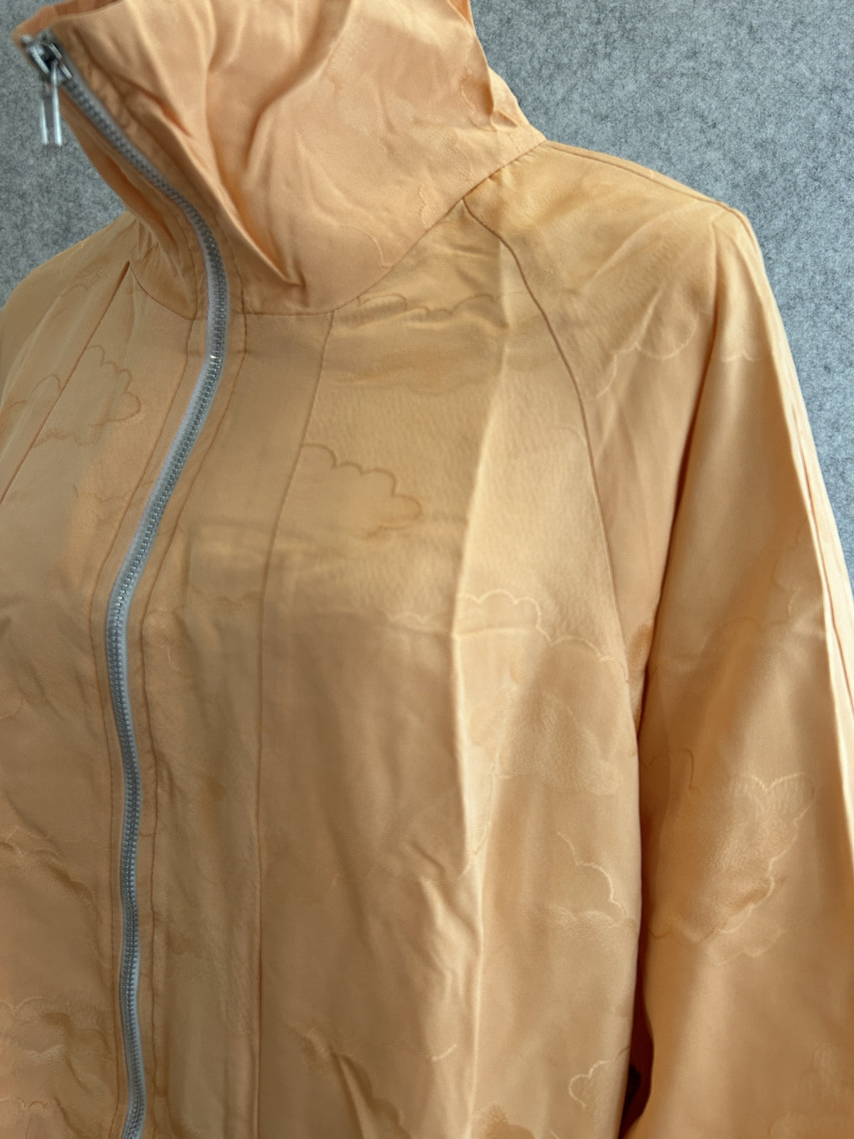 Light orange kimono jacket, detail of high collar and zipper