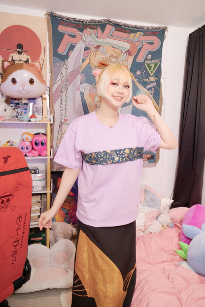 Model wearing the lilac unisex t-shirt loose fit with a band of traditional Japanese fabric