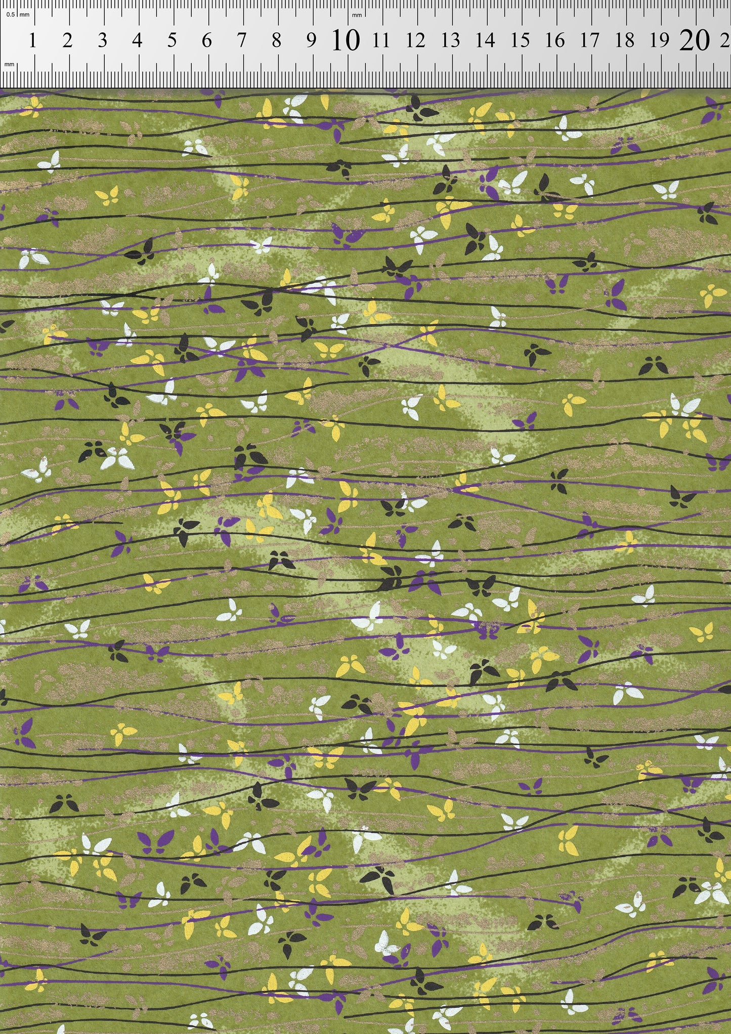 chiyogami paper with floral pattern on a green background, measured in centimeters.