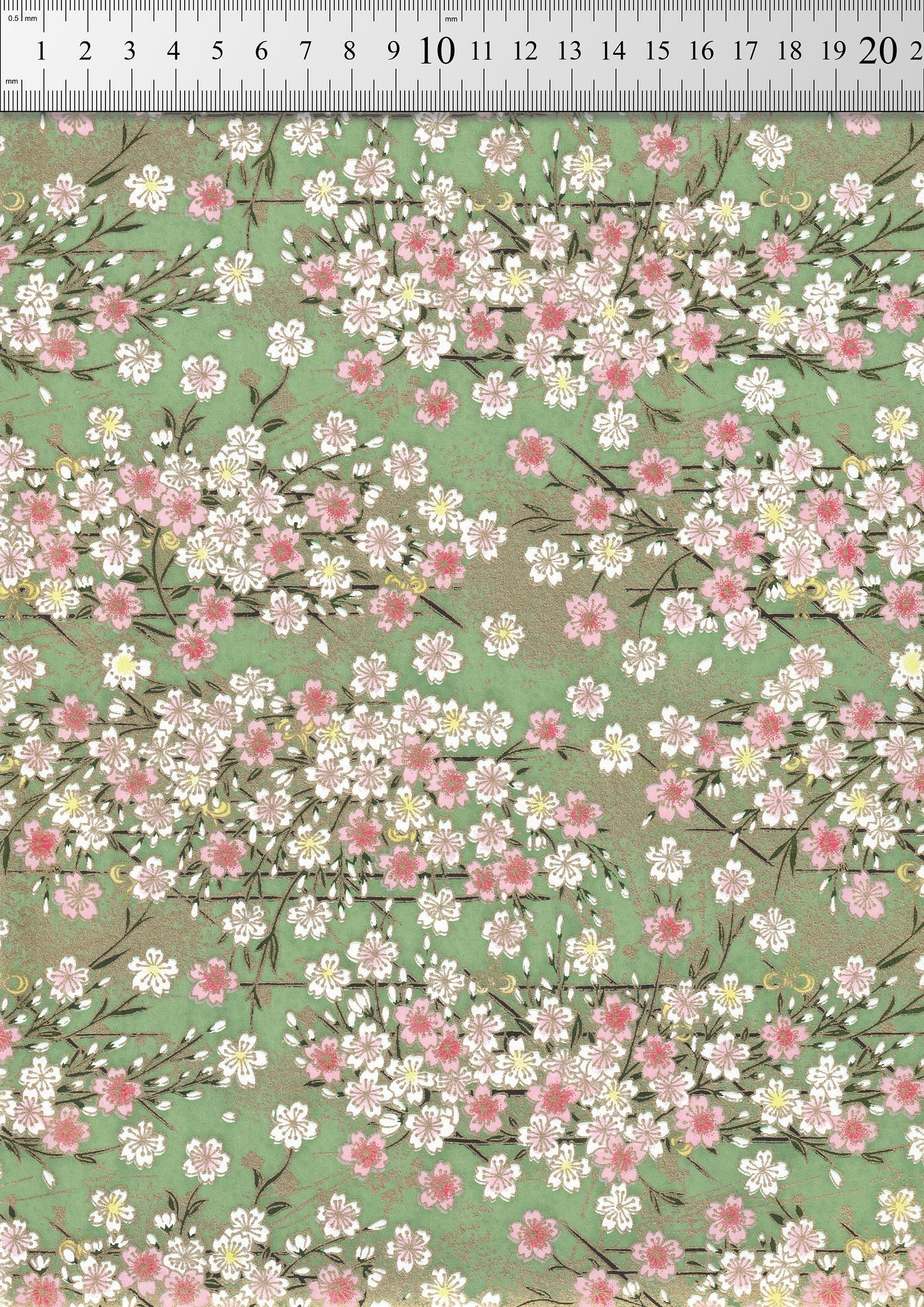 Floral pattern with pink and white flowers on a green background, measured in centimeters.